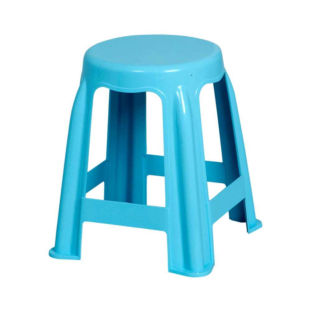Taburete azul para niños junto al lavabo con pedestal en un pequeño cuarto  de baño Fotografía de stock - Alamy